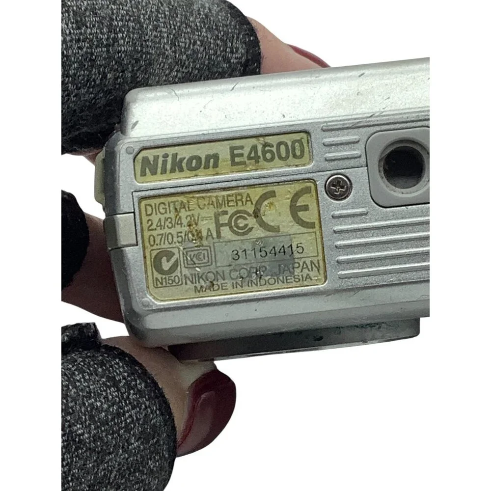 Vtg Nikon Coolpix 4600 Digital‎ Camera 4MP 3x Optical Zoom Silver With Strap Y2K